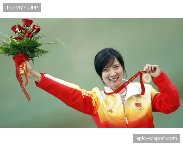 杜丽晒家照，那盏灯比我月薪还狠，笑死