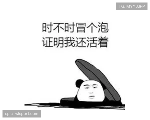 蔡赟拎着名牌袋排小摊，旁边大妈认出来的表情比我还懵